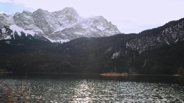 Spiegelnder Bergsee Mit Kleinen Inseln Vor Verschneiten Bergen Den Deutschen — Stockvideo