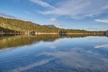 Alman Alpleri 'ndeki dağ gölünü yansıtıyor. Bavyera 'daki Turkuaz Dağ Gölü. Bavyera 'da Eibsee.