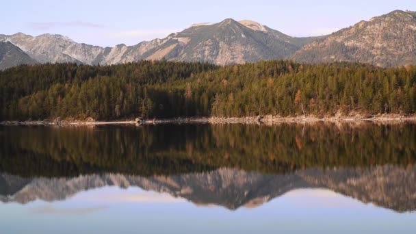 Reflejando Lago Montaña Con Pequeñas Islas Frente Las Montañas Nevadas — Vídeo de stock