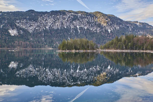 Відбиваючи Гірське Озеро Германських Альпах Бірюзове Гірське Озеро Баварії Айбсай — стокове фото