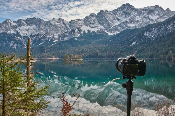 Câmera Tripé Frente Belo Lago Montanha Nos Alpes Bávaros Eibsee — Fotografia de Stock