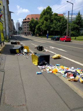 Sokakta çöp tenekeleri devrilmiş. Sokakta devrilmiş çöp bidonları..