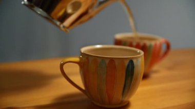 Çay fincanına çay dolduruyorum. Bir insan güzel bir çay bardağına çay döker..