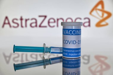 Münih / Bavyera / Almanya - 12 / 04 / 2020: Yansıtıcı bir yüzeye şırınga ve aşı. Coronavirus aşısı olan bir şişe ve şırıngayı kapat..