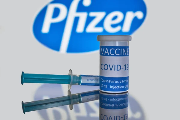 Munique Baviera Alemanha 2020 Seringa Vacina Superfície Refletora Fechar Frasco — Fotografia de Stock