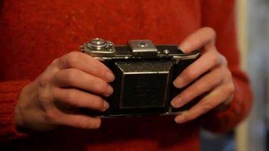 Uzatılabilir objektifli klasik kamera. Bir retro kameranın genişletilebilir lensini katlıyorum.