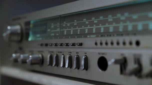 Nahaufnahme Eines Vintage Verstärkers Sendersuche Auf Einem Alten Radio Stationsscanner — Stockvideo