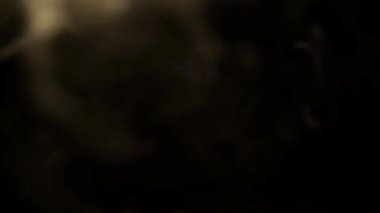 Siyah arka planda beyaz duman. Siyah arka planda duman örtüsü. Sigara arkaplanı. Siyah arka planda beyaz buhar. Siyah arka planda beyaz duman. Siyah arka planda izole edilmiş buhar. Siyah arkaplanda buhar örtüsü.