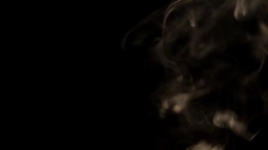 Siyah arka planda beyaz duman. Siyah arka planda duman örtüsü. Sigara arkaplanı. Siyah arka planda beyaz buhar. Siyah arka planda beyaz duman. Siyah arka planda izole edilmiş buhar. Siyah arkaplanda buhar örtüsü.