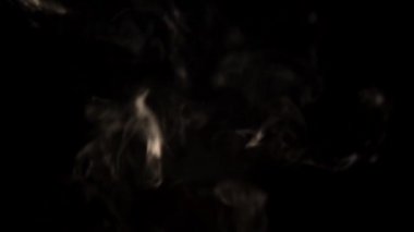 Siyah arka planda beyaz duman. Siyah arka planda duman örtüsü. Sigara arkaplanı. Siyah arka planda beyaz buhar. Siyah arka planda beyaz duman. Siyah arka planda izole edilmiş buhar. Siyah arkaplanda buhar örtüsü.