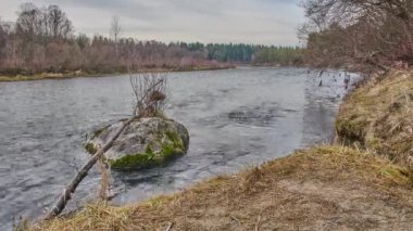 Almanya, Bavyera 'da vahşi bir nehrin zaman kayması. Almanya, Bavyera 'daki Isar nehrinin zamanı..