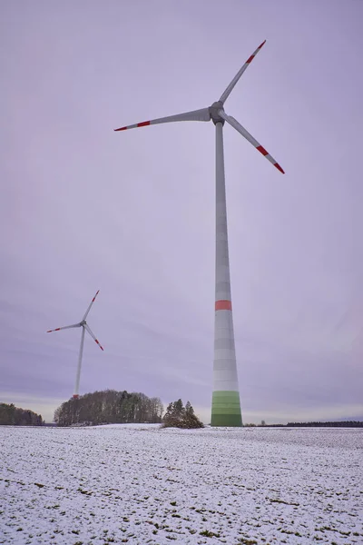 Niski Kąt Widzenia Farmy Wiatrowej Zimie Szeroki Strzał Turbin Wiatrowych — Zdjęcie stockowe