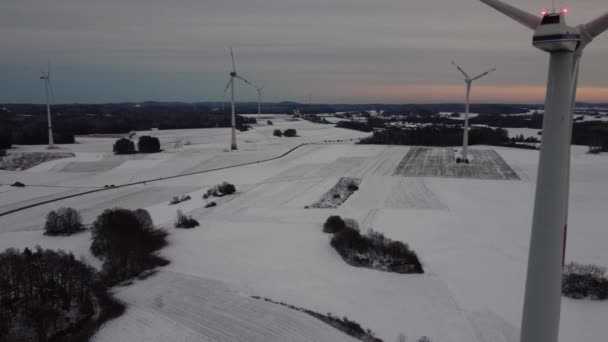 冬季风电场的空中景观 德国雪地上旋转风力涡轮机的空中视图 — 图库视频影像