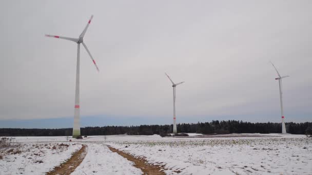 Aufnahme Eines Windparks Einer Winterlandschaft Drehende Windräder Auf Einem Verschneiten — Stockvideo