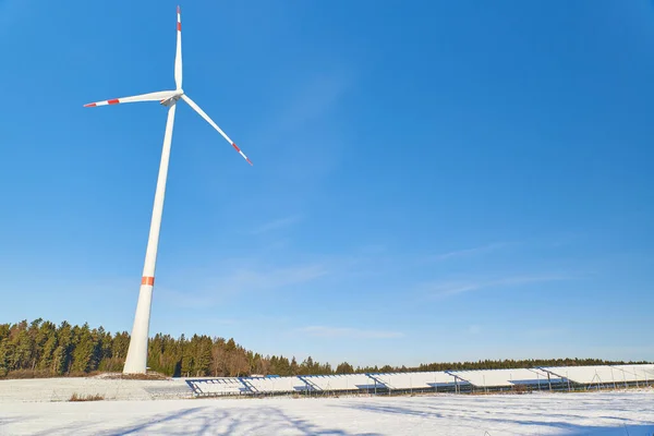 Breed Beeld Van Een Windkrachtcentrale Een Met Sneeuw Bedekt Fotovolatisch — Stockfoto