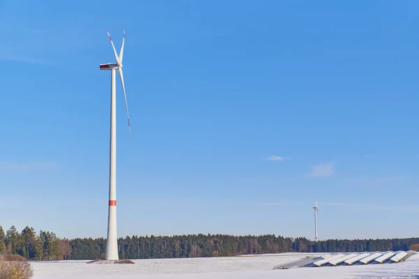 Breed Beeld Van Een Windkrachtcentrale Een Met Sneeuw Bedekt Fotovolatisch — Stockfoto