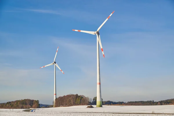 Brede Opname Van Een Windmolenpark Een Besneeuwd Veld Bij Zonsondergang — Stockfoto