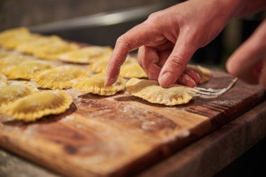 İtalyan mantısı yapıyorum. Geleneksel İtalyan yemeklerini hazırlıyorum..