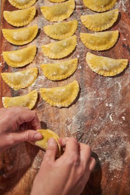 İtalyan mantısı yapıyorum. Geleneksel İtalyan yemeklerini hazırlıyorum..