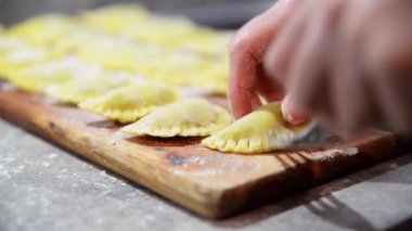 Geleneksel İtalyan mantısını hazırlıyorum. Ev yapımı İtalyan makarnası.