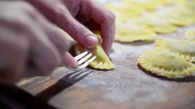 Geleneksel İtalyan mantısını hazırlıyorum. Ev yapımı İtalyan makarnası.