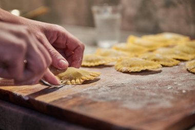 İtalyan mantısı yapıyorum. Geleneksel İtalyan yemeklerini hazırlıyorum..