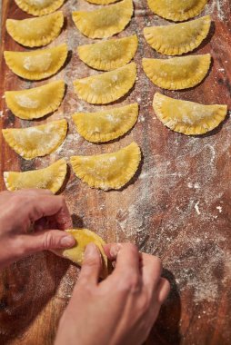 İtalyan mantısı yapıyorum. Geleneksel İtalyan yemeklerini hazırlıyorum..