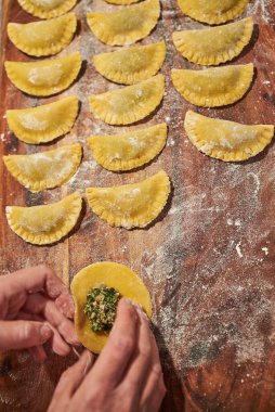 İtalyan mantısı yapıyorum. Geleneksel İtalyan yemeklerini hazırlıyorum..