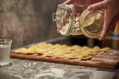 İtalyan mantısı yapıyorum. Geleneksel İtalyan yemeklerini hazırlıyorum..
