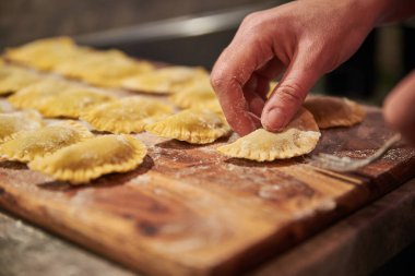 İtalyan mantısı yapıyorum. Geleneksel İtalyan yemeklerini hazırlıyorum..