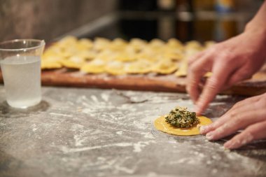İtalyan mantısı yapıyorum. Geleneksel İtalyan yemeklerini hazırlıyorum..