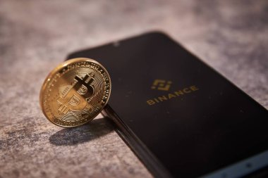 Akıllı telefondan kripto para ticareti. Bitcoin ticaret uygulaması.