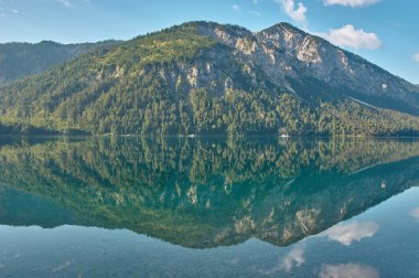 Avusturya Alplerinde güneş doğarken dağ gölünü yansıtıyor..