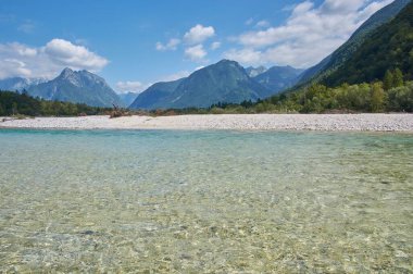 Önünde Soca nehri olan güzel Slovenya manzarası.