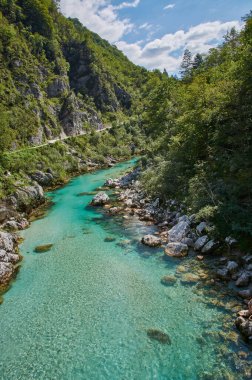 Slovenya 'daki Soca nehrinin manzarası.