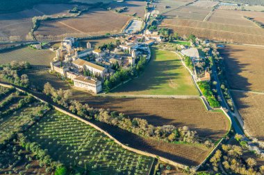 Santa Maria de Poblet Kraliyet Manastırı 'nın havadan görünüşü. 1151 yılında İspanya' nın Katalunya kentinde kurulmuş bir manastır.