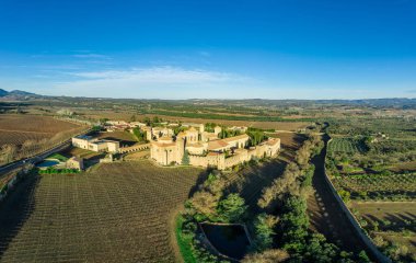 Santa Maria de Poblet Kraliyet Manastırı 'nın havadan görünüşü. 1151 yılında İspanya' nın Katalunya kentinde kurulmuş bir manastır.