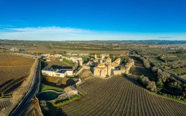 Santa Maria de Poblet Kraliyet Manastırı 'nın havadan görünüşü. 1151 yılında İspanya' nın Katalunya kentinde kurulmuş bir manastır.