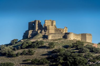 İspanya 'daki Puebla de Almenara Ortaçağ kalesinin havadan görünüşü