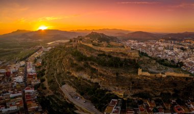 Valencia İspanya yakınlarındaki Sagunto (Sagunt) kalesinin hava günbatımı manzarası