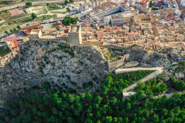 Alicante İspanya yakınlarındaki geçidi koruyan iki dikdörtgen kuleli ve iki yarı dairesel kuleli Ortaçağ Saksafon Kalesi 'nin havadan görünüşü