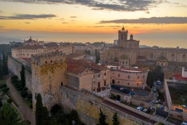 Tarragona İspanya 'nın ortaçağ merkezinde sabah güneşinin doğuşunun hava manzarası.