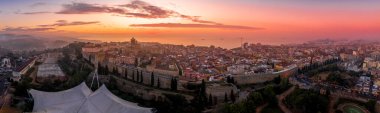 Tarragona İspanya 'nın ortaçağ merkezinde sabah güneşinin doğuşunun hava manzarası.