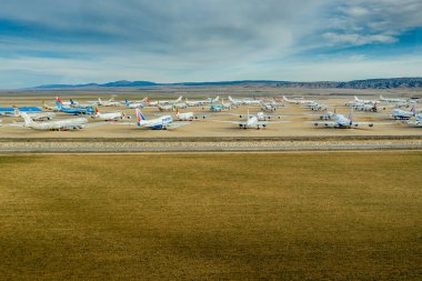 Hizmet dışı park halindeki uçaklar İspanya 'daki Teruel Havaalanı' na dizildi.