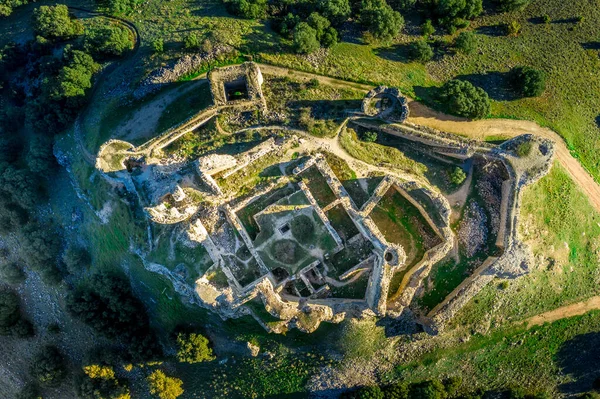 破壊されたゴシック中世の城の空中ビュースペインのプエブラ アルメナーラ — ストック写真