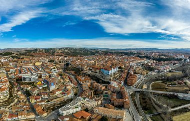 Ortaçağ şehir duvarları, viyadük, su kanalı ve yarı dairesel kulesiyle güneşli bir kış öğleden sonrasında Teruel İspanya 'nın panoramik manzarası.