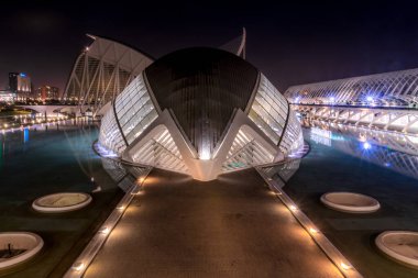 Valencia 'da geleceğe dönük bina gece görüşü