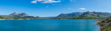 Zahara de la Sierra hava manzaralı ortaçağ kalesi, tepe köyü ve Sevilla İspanya yakınlarındaki göl