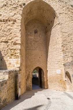 Castillo de Alcal la Real İspanya 'nın Jan eyaletinin Alcala la Real eyaletinde yer alan bir kaledir. 1029 metre yükseklikte bulunan bir savunma duvarıdır. Bu bir savunma duvarıdır. 13.-14. yüzyıldan kalma. Donjon fortaleza de la mota