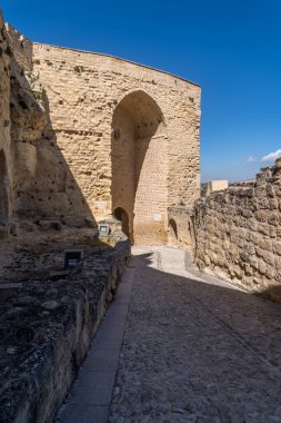 Castillo de Alcal la Real İspanya 'nın Jan eyaletinin Alcala la Real eyaletinde yer alan bir kaledir. 1029 metre yükseklikte bulunan bir savunma duvarıdır. Bu bir savunma duvarıdır. 13.-14. yüzyıldan kalma. Donjon fortaleza de la mota